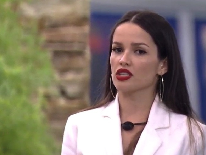 Ex-BBB Juliette causa em look branco e ostenta pernões torneados: Deusa