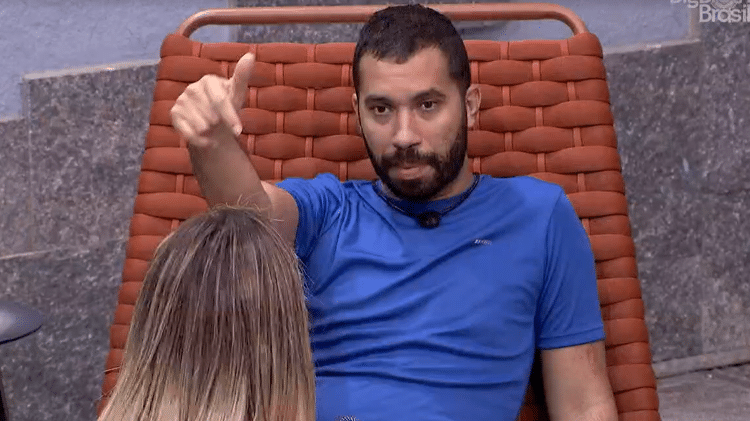 BBB 21: Gilberto conversa com Sarah e Juliette na área externa - Reprodução/Globoplay - Reprodução/Globoplay