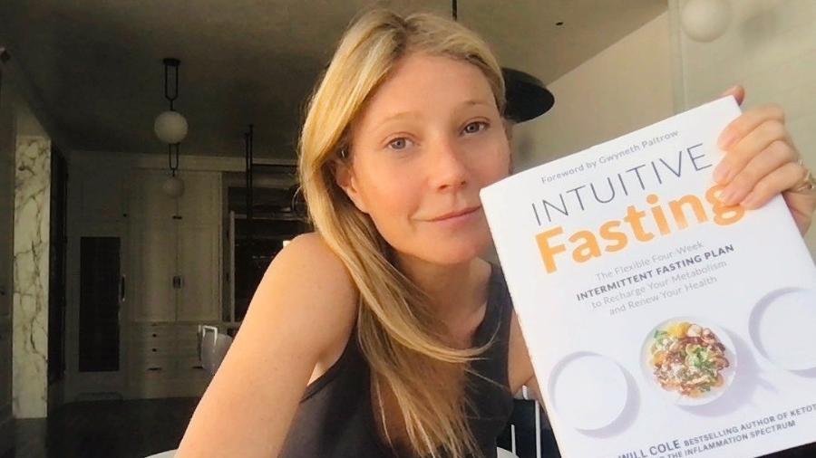 Gwyneth Paltrow e o livro "Intuitive Fasting", de Will Cole - Reprodução/Instagram @gwynethpaltrow