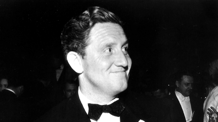 Spencer Tracy com seu Oscar por 'Marujo Intrépido' (1937)