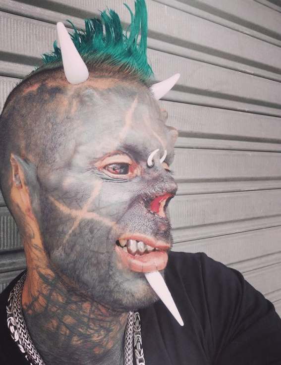 Mais tarde, Praddo também cortou parte de seu nariz, para criar um focinho no rosto - Reprodução/Instagram