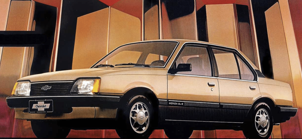 É possível encontrar um Chevrolet Monza 1984 em bom estado e com potencial de se tornar colecionável pelo mesmo preço do iPhone 13 Pro Max de 1 TB - Divulgação