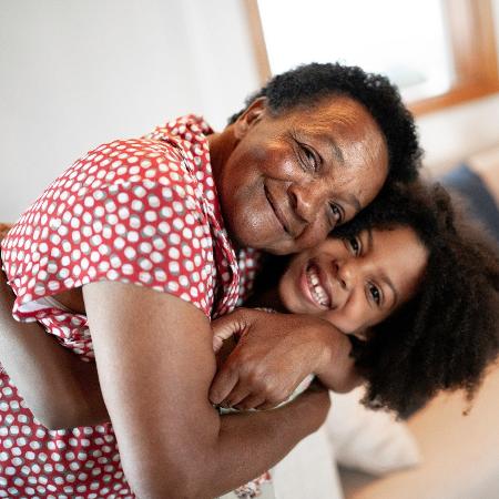 Se a neta está sorrindo, as avós estão sentindo a alegria da criança, segundo estudo - iStock