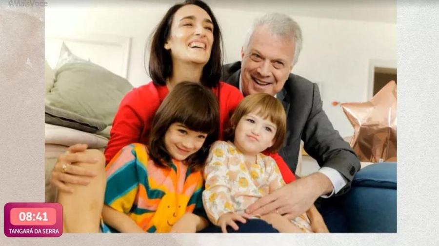 Pedro Bial com a esposa, Maria Prata, e as filhas mais novas - Reprodução/Globo