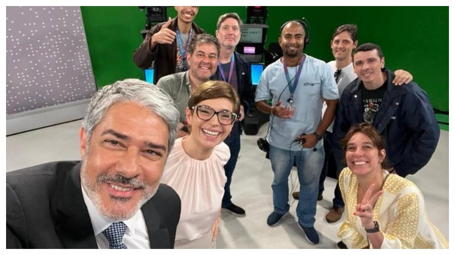 Renata Lo Prete ao lado de William Bonner e outros profissionais da Globo durante a cobertura da posse de Lula - Reprodução