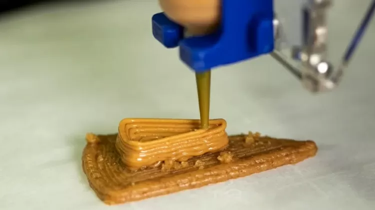 Manteiga de amendoim foi depositada sobre a camada de massa de biscoito durante o prcoesso de impressão 3D do cheesecake - Jonathan Blutinger/Columbia Engineering - Jonathan Blutinger/Columbia Engineering