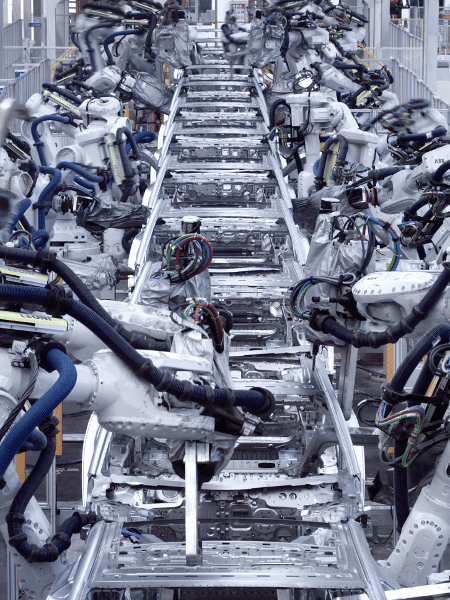 Robôs em processo de montagem de carro elétrico na fábrica da BYD na China - Divulgação