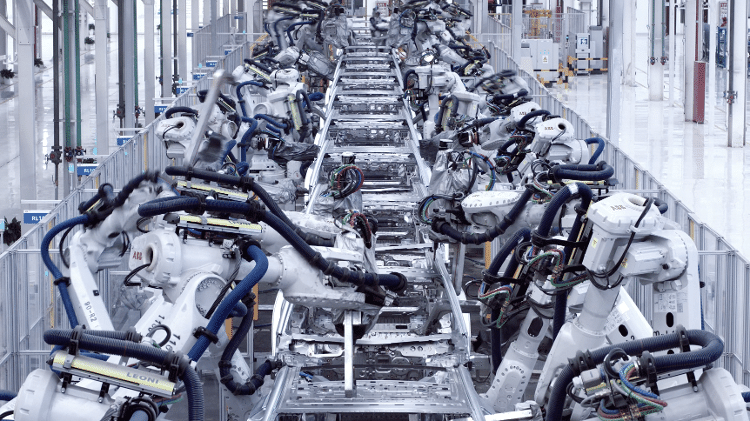 Robôs em processo de montagem de carro elétrico na fábrica da BYD em Changzhou, na China