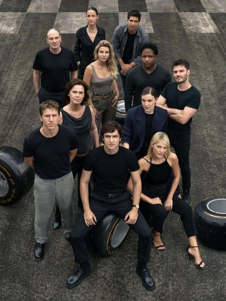 Netflix divulgou imagem de elenco de série sobre Ayrton Senna