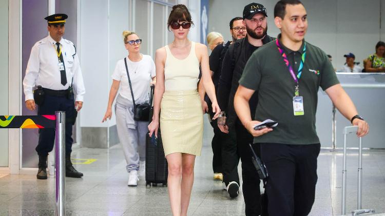 Dakota Johnson desembarca no RJ para divulgar o filme Madame Teia