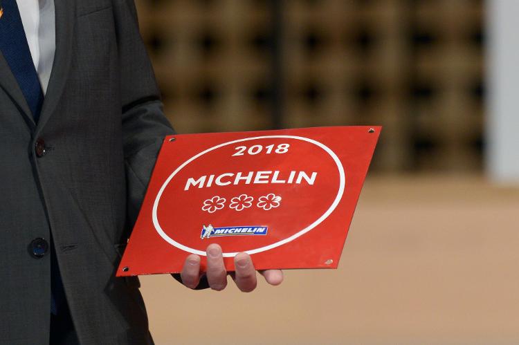 Placa com estrelas Michelin