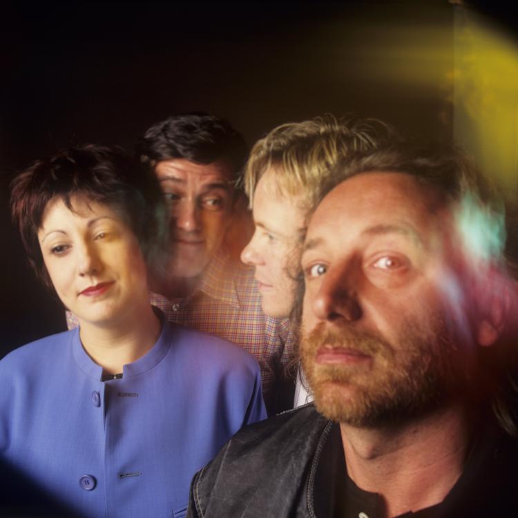 O New Order em 1989: a partir da esq., a tecladista Gillian Gilbert, o vocalista e guitarrista Bernard Sumner, o baterista Stephen Morris e o baixista Peter Hook, durante viagem em Nova York