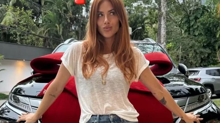 Giovanna Ewbank com Mitsubishi Pajero