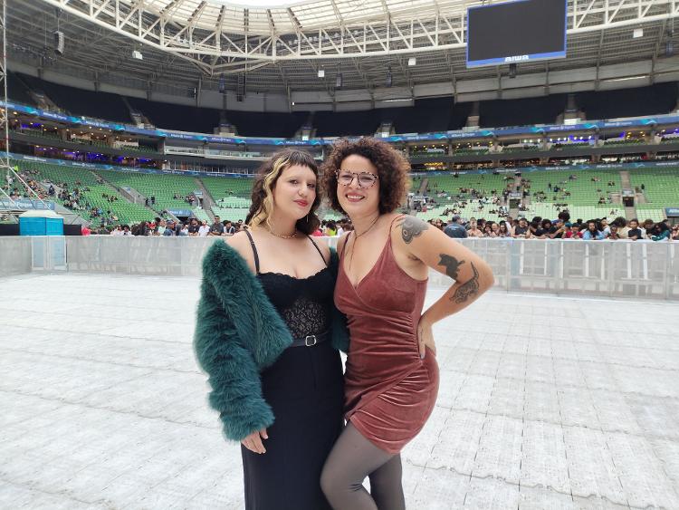 Ester Ganev e Thais Aguiar esperam para ver Lenny Kravitz, em São Paulo