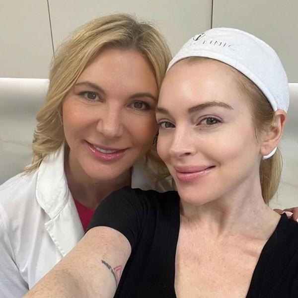 Lindsay Lohan apareceu em foto postada por sua dermatologista, Radmila Lukian