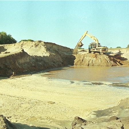 Extração ilegal de areia monazítica, em Campos (RJ)