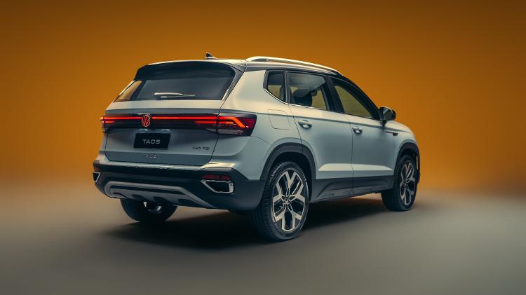 Taos traz novidades na traseira, cujas lanternas passam a ser interligadas por barra iluminada. Logotipo VW também acende