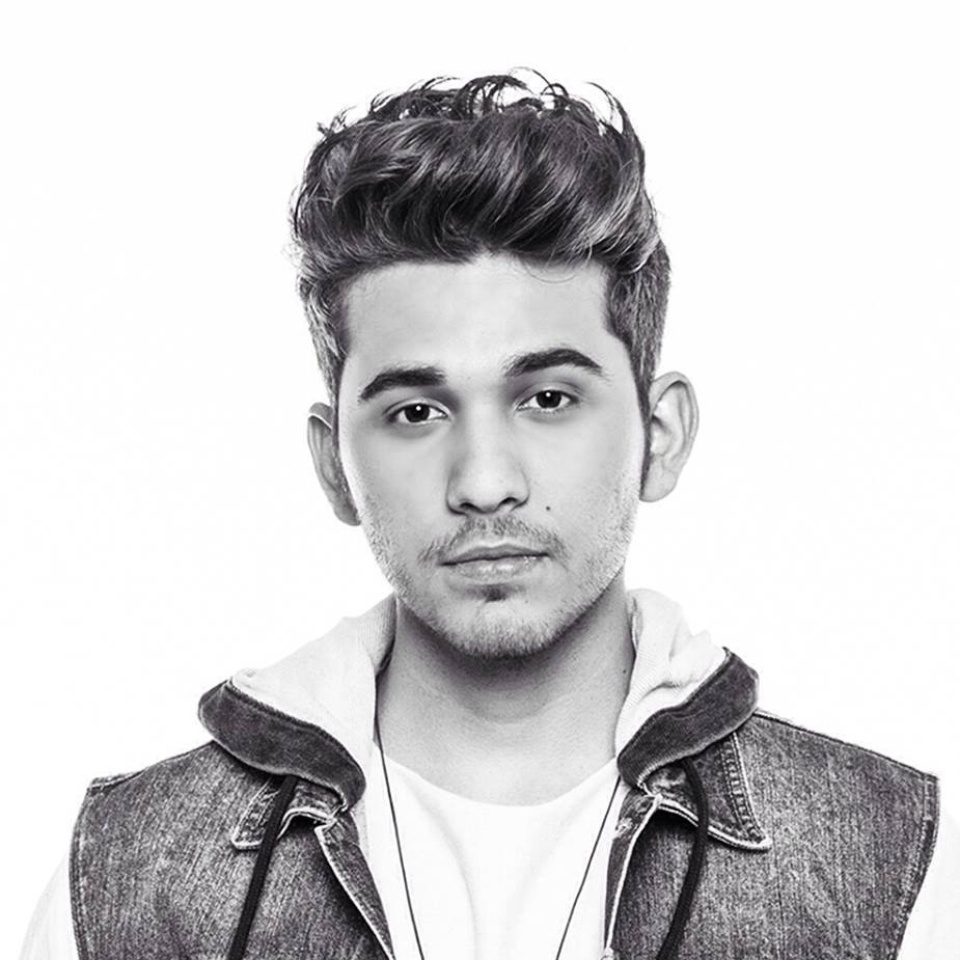 O cantor Gustavo Mioto adotou o topete desde quando começou sua carreira em Votuporanga, interior de São Paulo, aos 14 anos. Hoje, aos 18, ele mesmo que dá um trato na juba. Este ano ele lançou o primeiro DVD da carreira, "Ciclos", com participações de Luan Santana e Fábio Jr - Divulgação