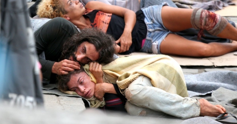 08.set.2015 - Grazi Massafera e Flávio Tolezani ficaram um bom tempo deitados na calçada e mostram todo o sofrimento do casal
