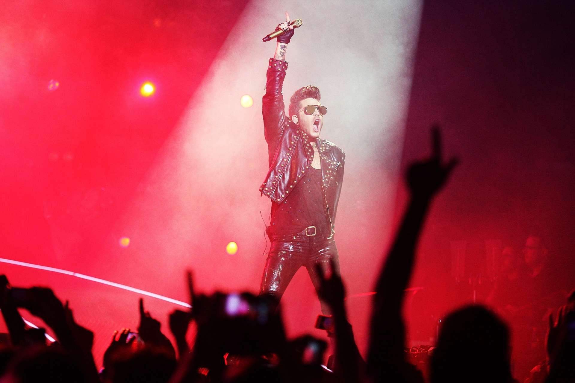 16.set.2015 - Com o vocalista Adam Lambert, o Queen se apresenta em São Paulo, no Ginásio do Ibirapuera. Apresentação faz parte da turnê "Don't Stop Them Now - QUEEN + Adam Lambert: Supersonic Men" - Reinaldo Canato /UOL