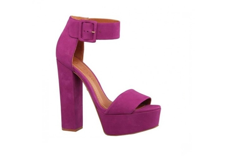 Sandália plataforma de camurça lilás, da Carrano. Preço: R$ 339,90. Informações: www.carrano.com.br | Preço e disponibilidade pesquisados em setembro de 2015 e sujeitos a alterações - Divulgação