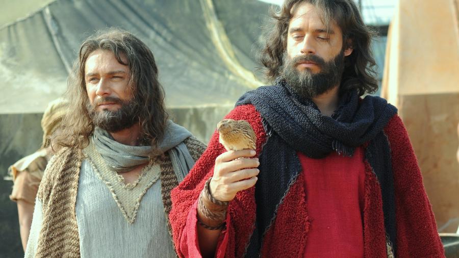 Arão (Petrônio Gontijo) e Moisés (Guilherme Winter) em "Os Dez Mandamentos" - Munir Chatack/TV Record