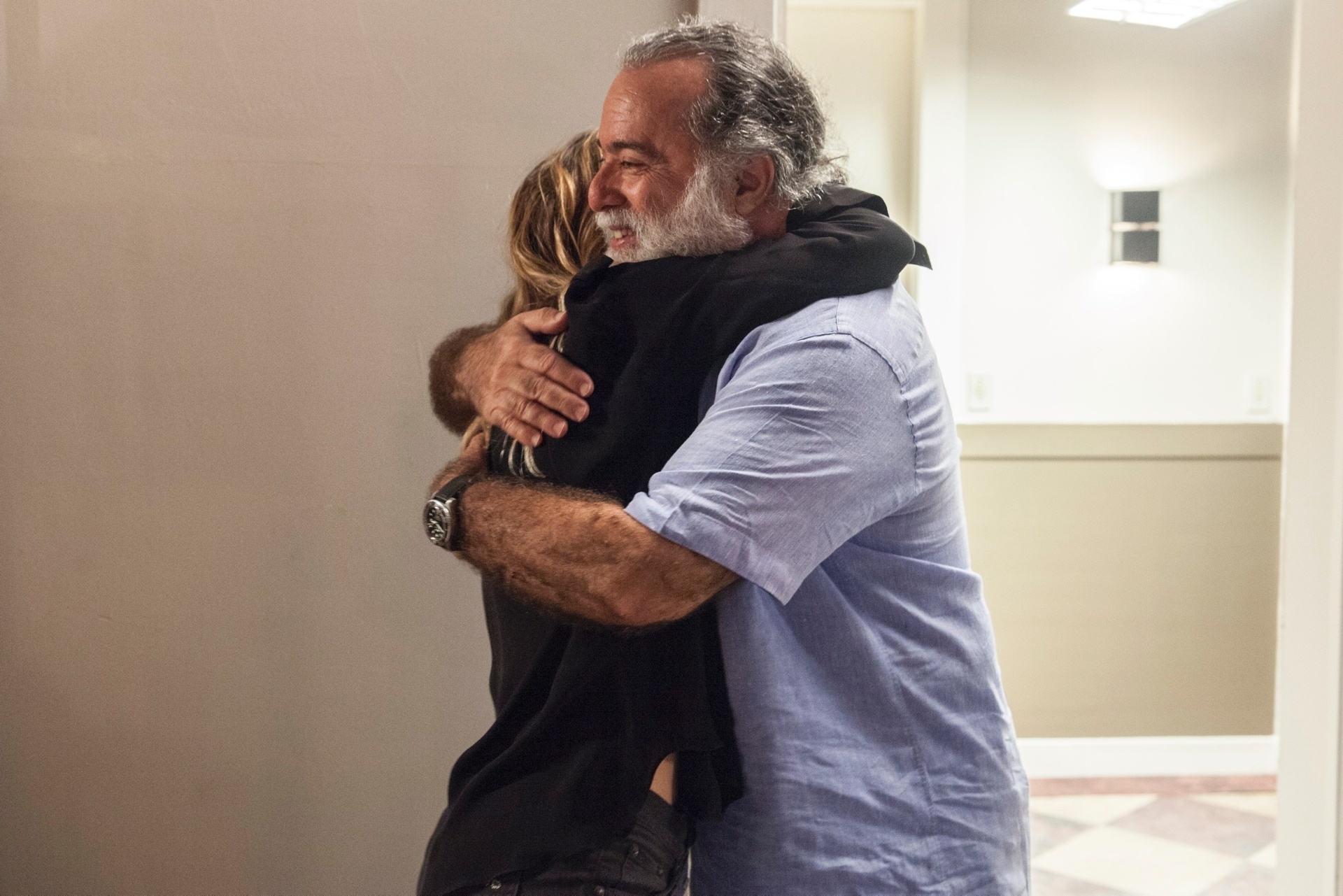 7.jan.2015 - Tony Ramos "invade" o estúdio da casa de Romero só para desejar feliz Ano Novo aos colegas - Pedro Curi/Globo