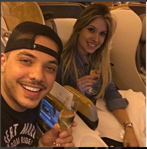 15.fev.2016- Dubai. Esse foi o destino escolhido por Wesley Safadão para curtir férias depois de uma verdadeira maratona no Carnaval. O cantor e a mulher, Thyane Dantas, embarcaram na madrugada desta segunda-feira (15) para a maior cidade nos Emirados Árabes. Wesley postou uma foto em que o casal aparece com taças de espumante dentro do avião - Reprodução/Instagram/wesleysafadão
