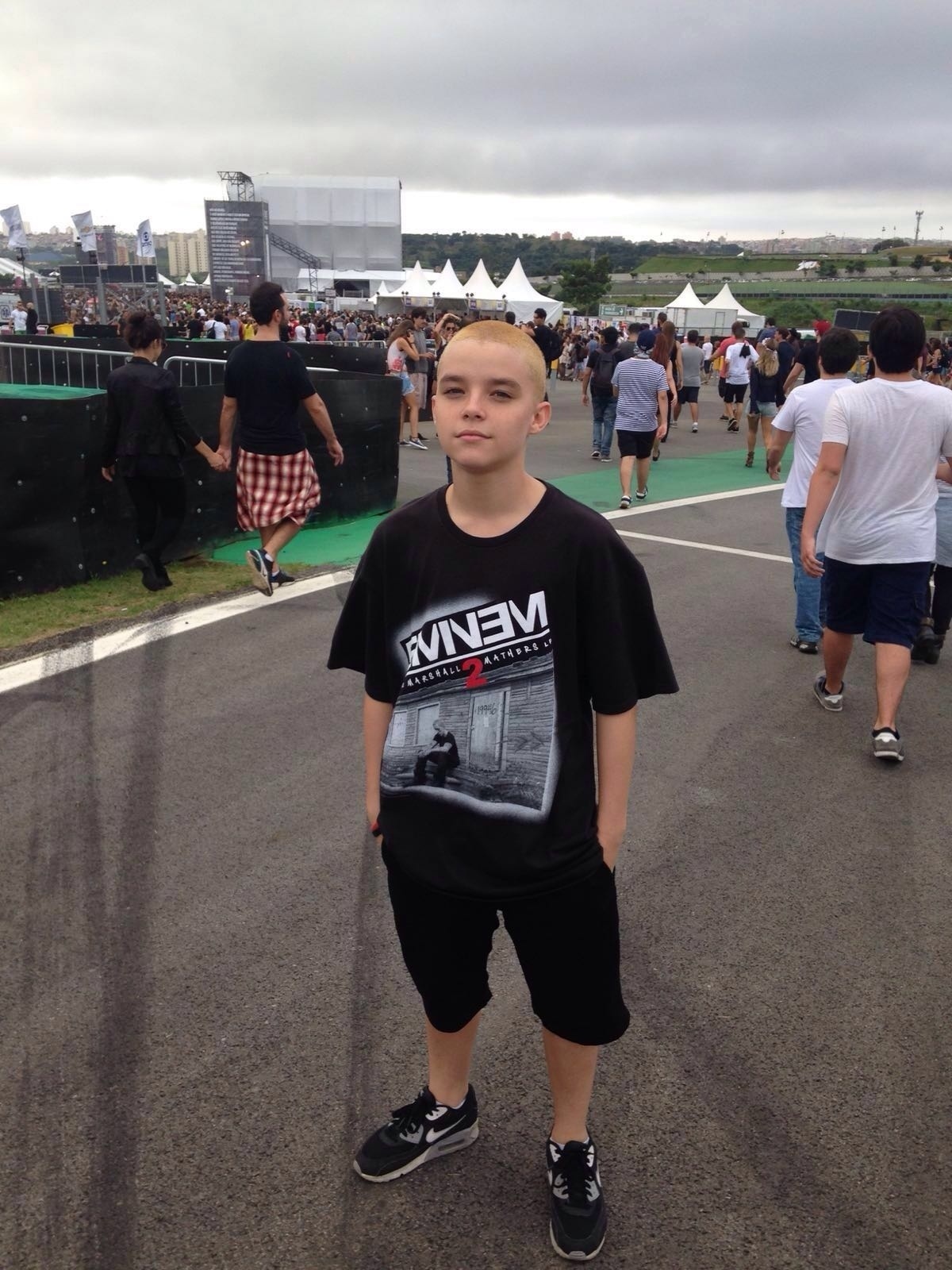 12.mar.2016 - Léo, de 14 anos, descolore o cabelo e também vai ao Lollapalooza Brasil 2016 caracterizado para assistir ao show de Eminem. O rapper americano é a principal atração do primeiro dia do festival - Jotabê Medeiros/UOL