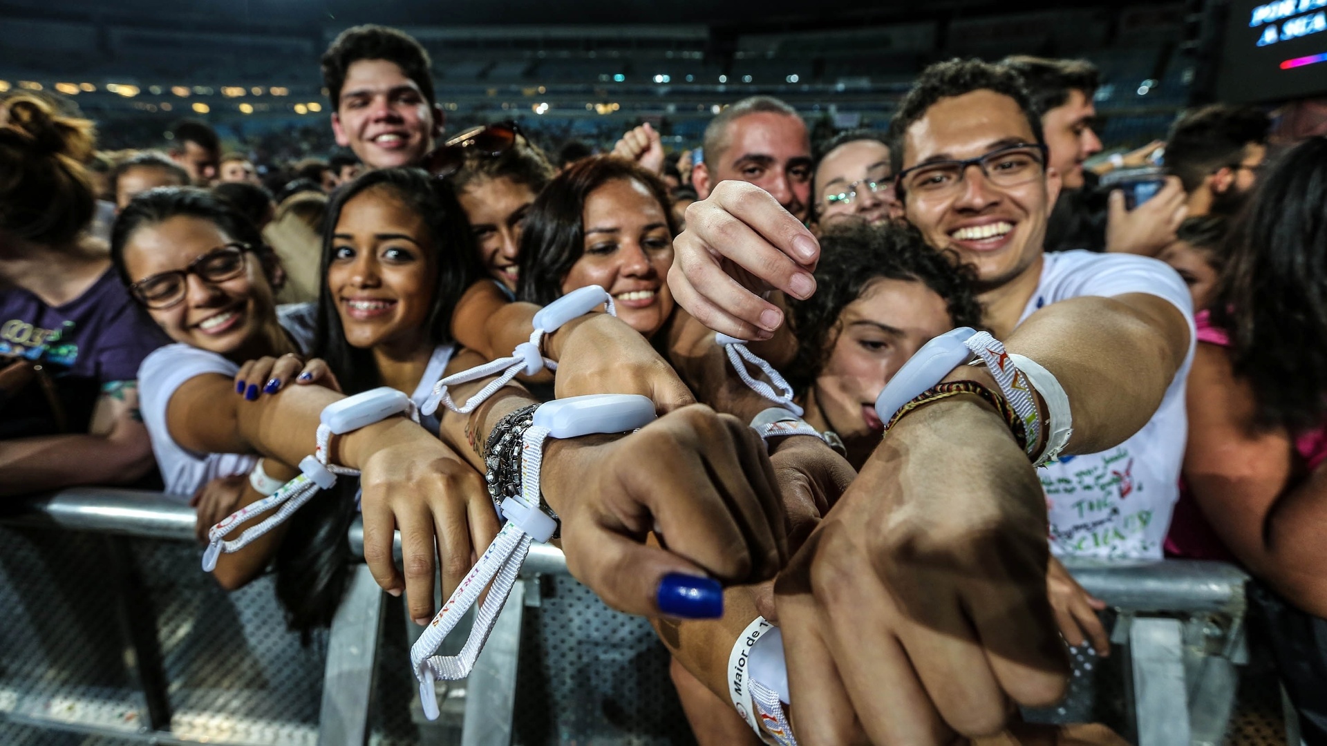 10.abr.2016 - Fãs na pista vip do Maracanã mostram suas pulseirinhas: ansiedade para ver o Coldplay no Rio - Marco Antonio Teixeira/ UOL