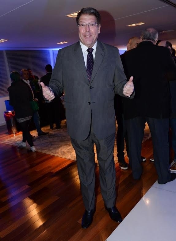 2.mai.2016 - O apresentador Luciano Faccioli posa para fotos na festa de lançamento da nova programação da RedeTV! - Francisco Cepeda/AgNews