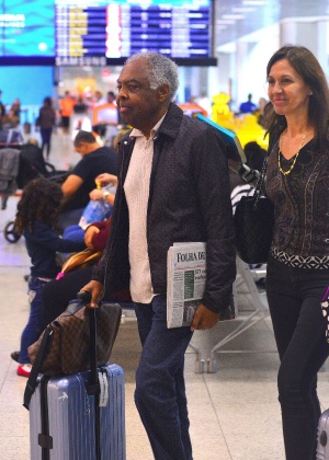 30.jun.2016 - Gilberto Gil embarca no Aeroporto Santos Dumont, no Rio de Janeiro, ao lado de sua mulher, Flora - AgNews