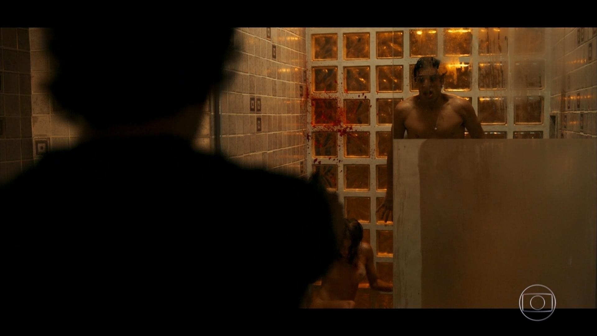 Vicente (Jesuíta Barbosa) atira em Isabela (Marina Ruy Barbosa) em "Justiça", minissérie da Globo - Reprodução/TV Globo