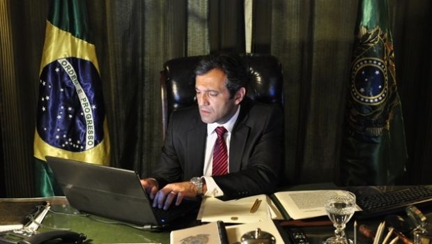 2012 - Domingos Montagner como o político Paulo Ventura na minissérie "Brado Retumbante" - Divulgação/TV Globo