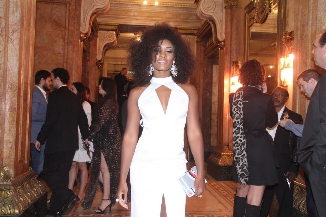 4.out.2016 - Erika Januza posa para fotos ao chegar ao Prêmio do Cinema Brasileiro,  no Theatro Municipal, no Rio de Janeiro, na noite desta terça-feira - Thyago Andrade /BrazilNews