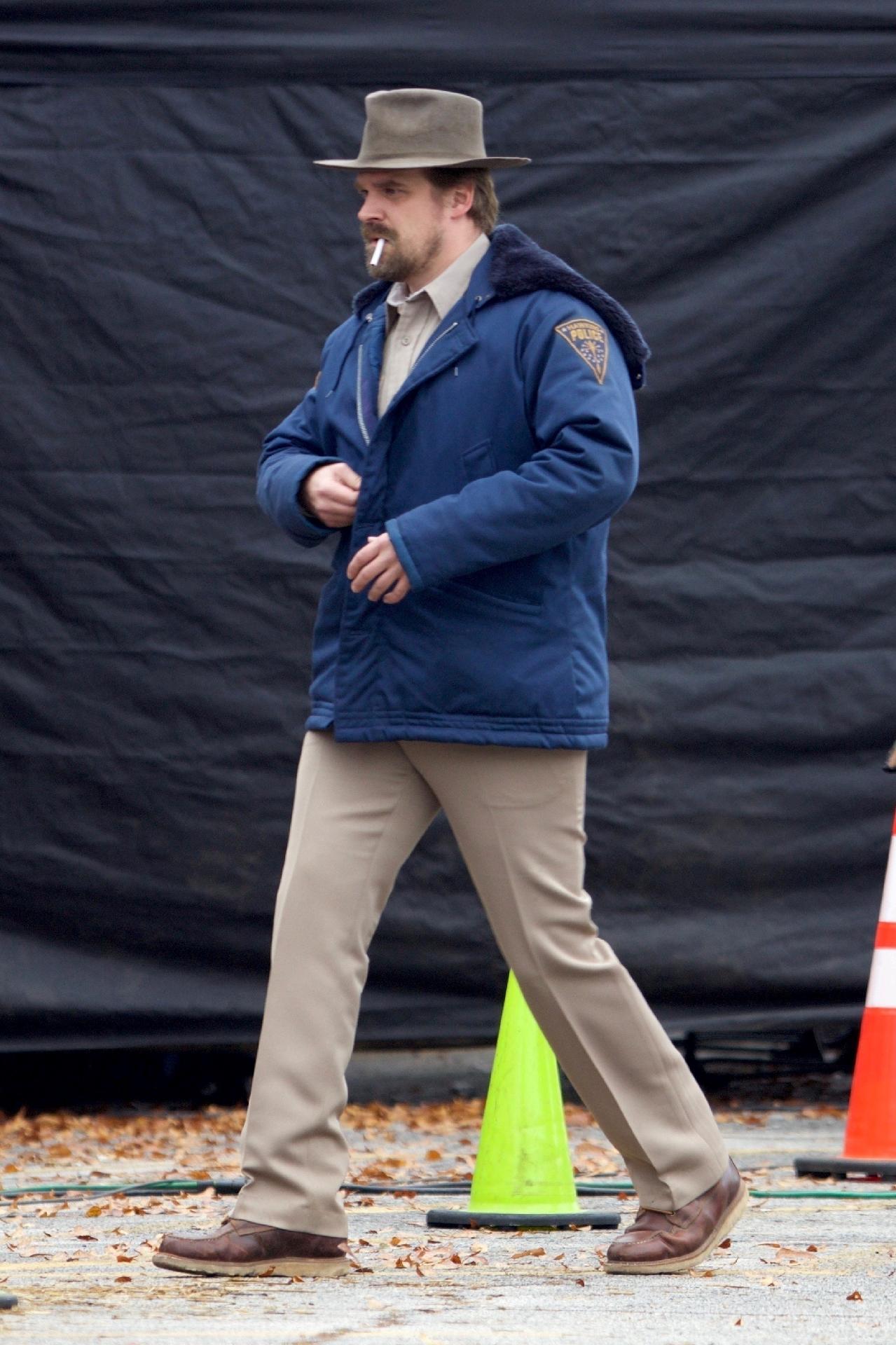 8.dez.2016 - O xerife Jim Hopper (David Harbour) também aparece nas cenas da segunda temporada de "Stranger Things", gravada em Atlanta - AKM-GSI