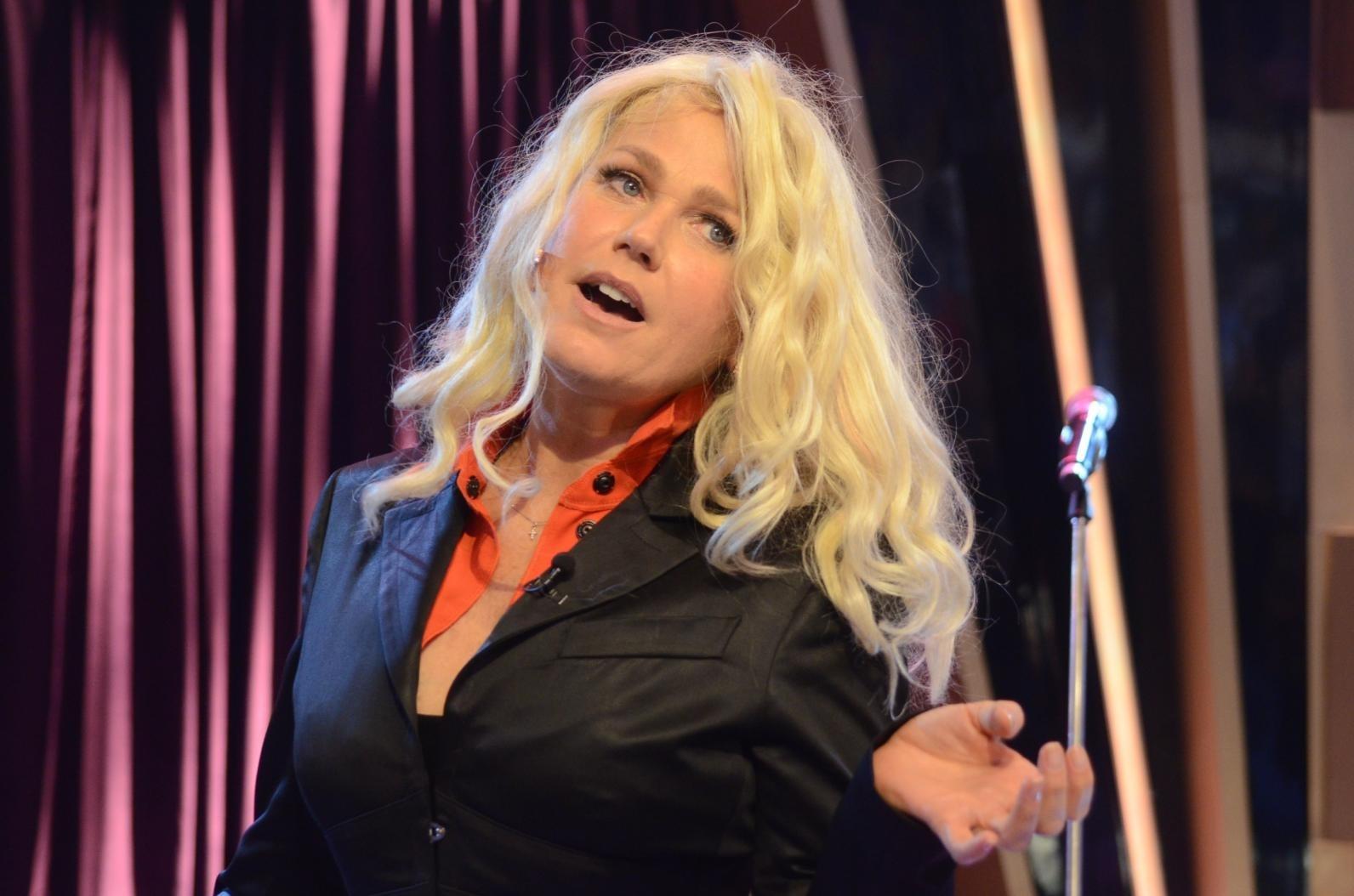 Xuxa usa peruca ao dublar a apresentadora Angélica no palco do "Programa do Porchat" - Antonio Chahestian/Record TV