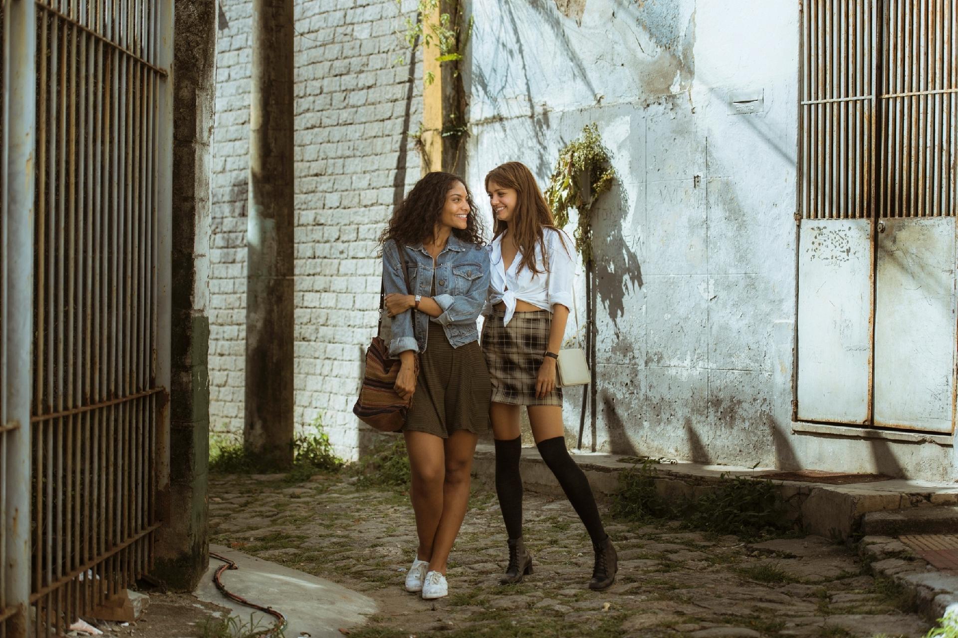 Bárbara Reis e Sophie Charlotte interpretam as amigas Cátia e Alice e gravam "Os Dias Eram Assim" na Glória, na região central do Rio de Janeiro - Mauricio Fidalgo/TV Globo