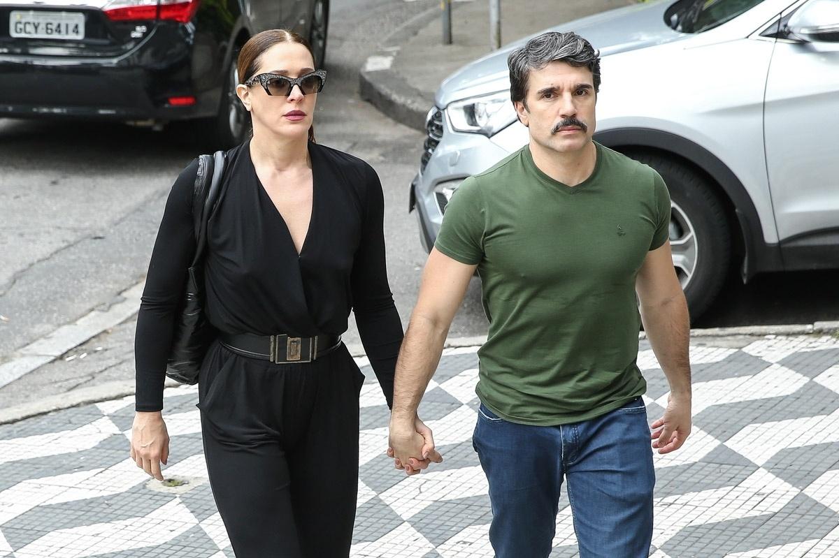 Claudia Raia e o namorado Jarbas Homem de Mello chegam à Igreja Nossa Senhora do Brasil, no bairro dos Jardins, em São Paulo, para a missa de sétimo dia em homenagem ao ator Marcos Tumura, vítima de um infarto fulminante aos 49 anos - Manuela Scarpa/Brazil News