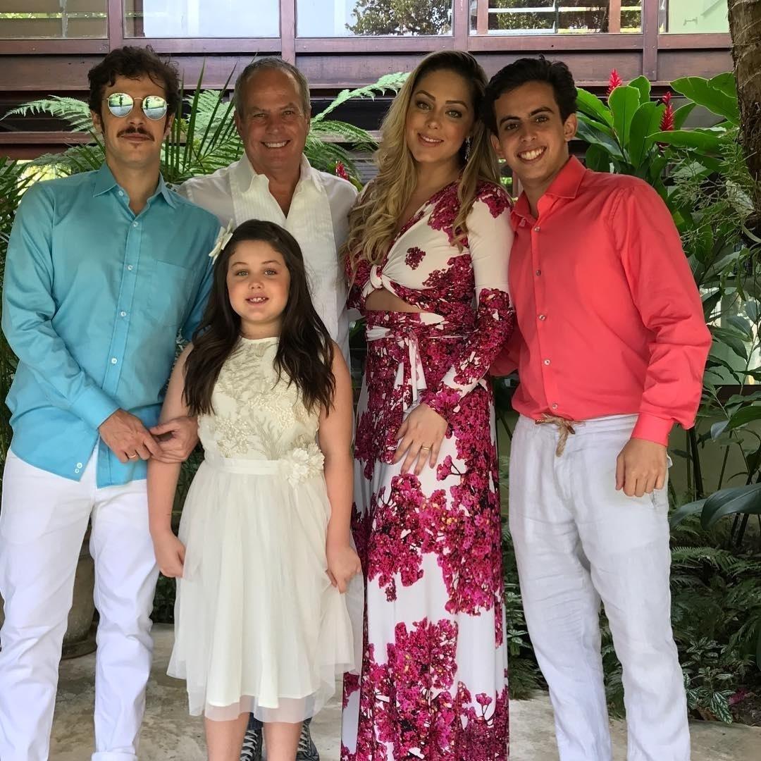 Jayme Monjardim (centro) posa ao lado dos filhos: Jayme Matarazzo, André Matarazzo, Maisa e a esposa Tânia Mara - Reprodução/Instagram/jayme_monjardim