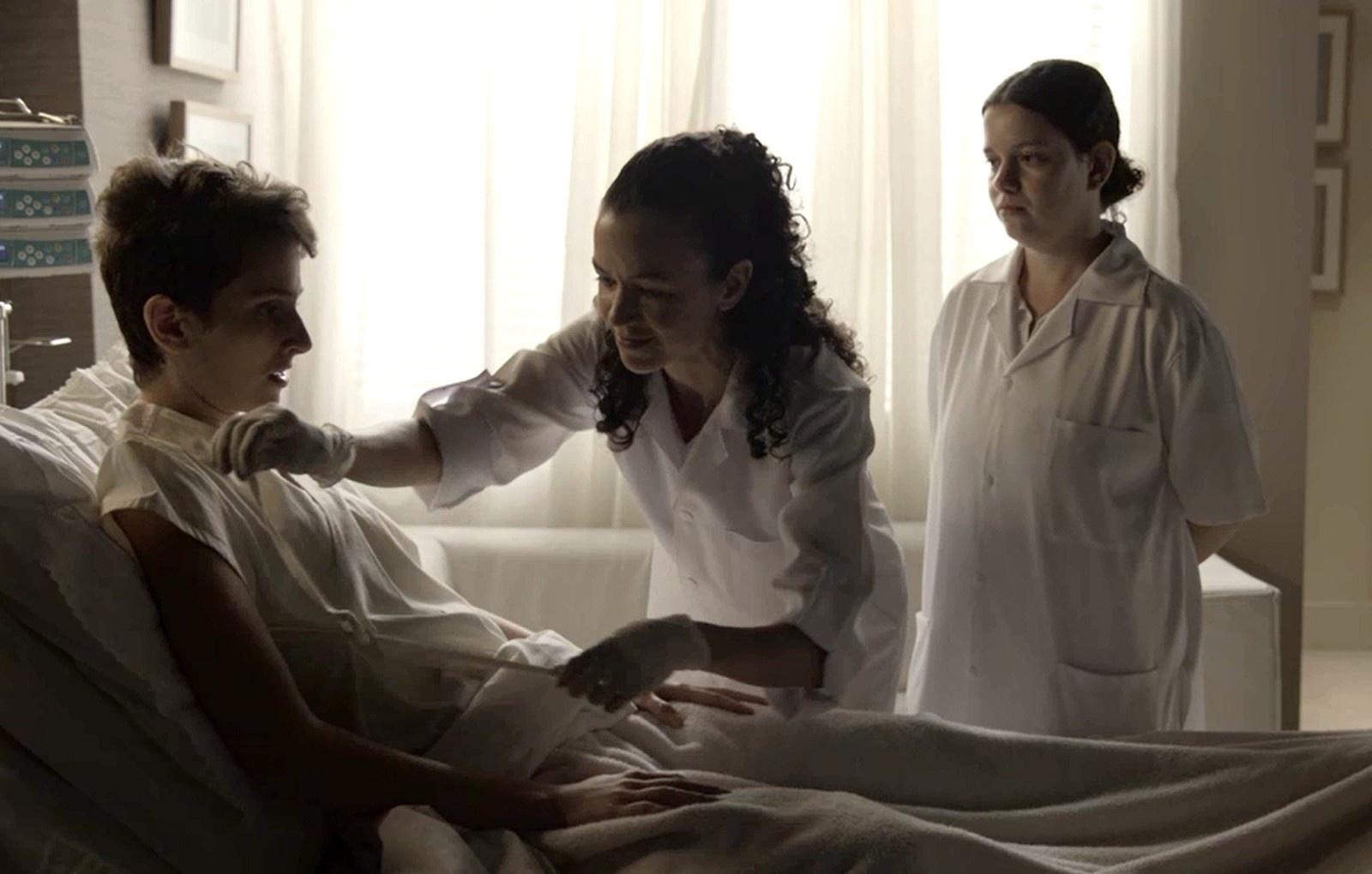 Ivan (Carol Duarte) realiza a cirurgia para retirada dos seios e se emociona com o resultado ao lado de Joyce (Maria Fernanda Cândido) e Eugênio (Dan Stulbach) - Reprodução/A Força do Querer/GShow