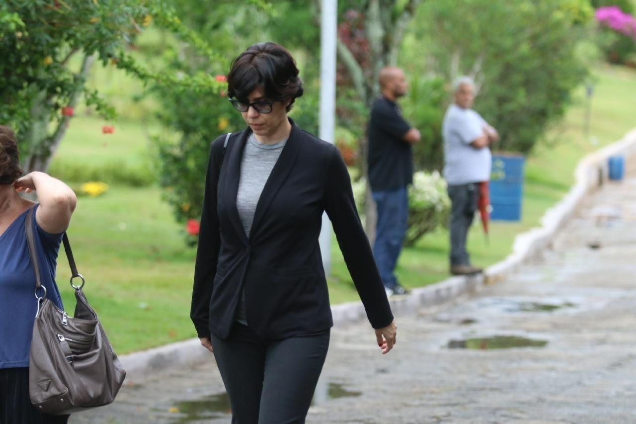 Maria Clara Gueiros se despede da amiga Márcia Cabrita no velório que aconteceu neste sábado (11) em Niterói - Daniel Pinheiro/AgNews