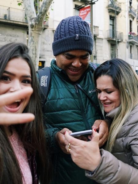 Maisa posa com seus pais, Celso e Gislaine, na França - Reprodução/Instagram/maisa