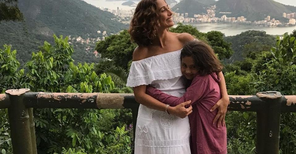 Camila Pitanga mostra filha em clique raro. Veja mães famosas discretas Entretenimento BOL Camila Pitanga mostra filha em clique raro. Veja mães famosas discretas Entretenimento BOL