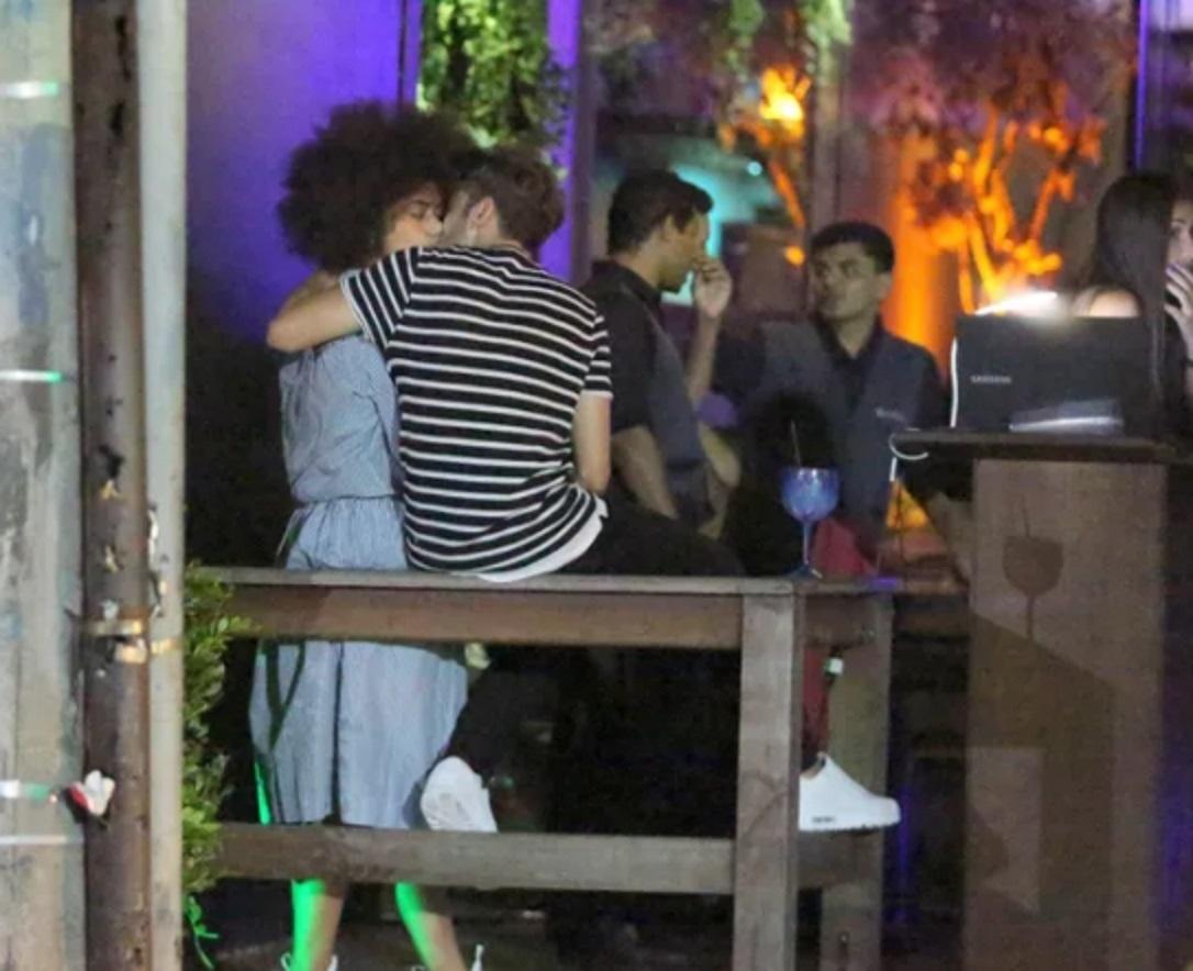 Hall Mendes e Flavia Cavalcanti, atores de "Malhação", trocam beijos e carinhos em festa - Imagem/AgNews