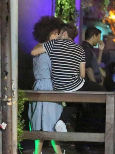Hall Mendes e Flavia Cavalcanti, atores de "Malhação", trocam beijos e carinhos em festa - Imagem/AgNews