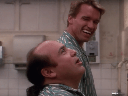 Cena do filme "Irmãos Gêmeos", com Arnold Schwarzenegger e Danny DeVito - Reprodução
