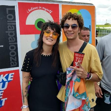 A DJ Devochka tira selfie com fãs no Lollapalooza Brasil 2018 - Renata Nogueira/UOL - Renata Nogueira/UOL