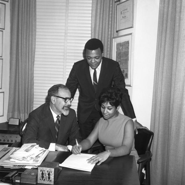 Cantora assina contrato com a Atlantic Records em 1966 - Donaldson Collection/Getty Images