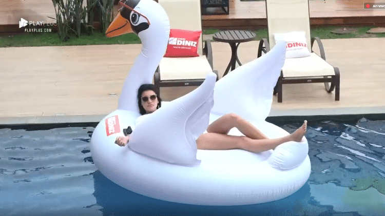 Gabi brinca com boia na piscina - Reprodução/PlayPlus - Reprodução/PlayPlus